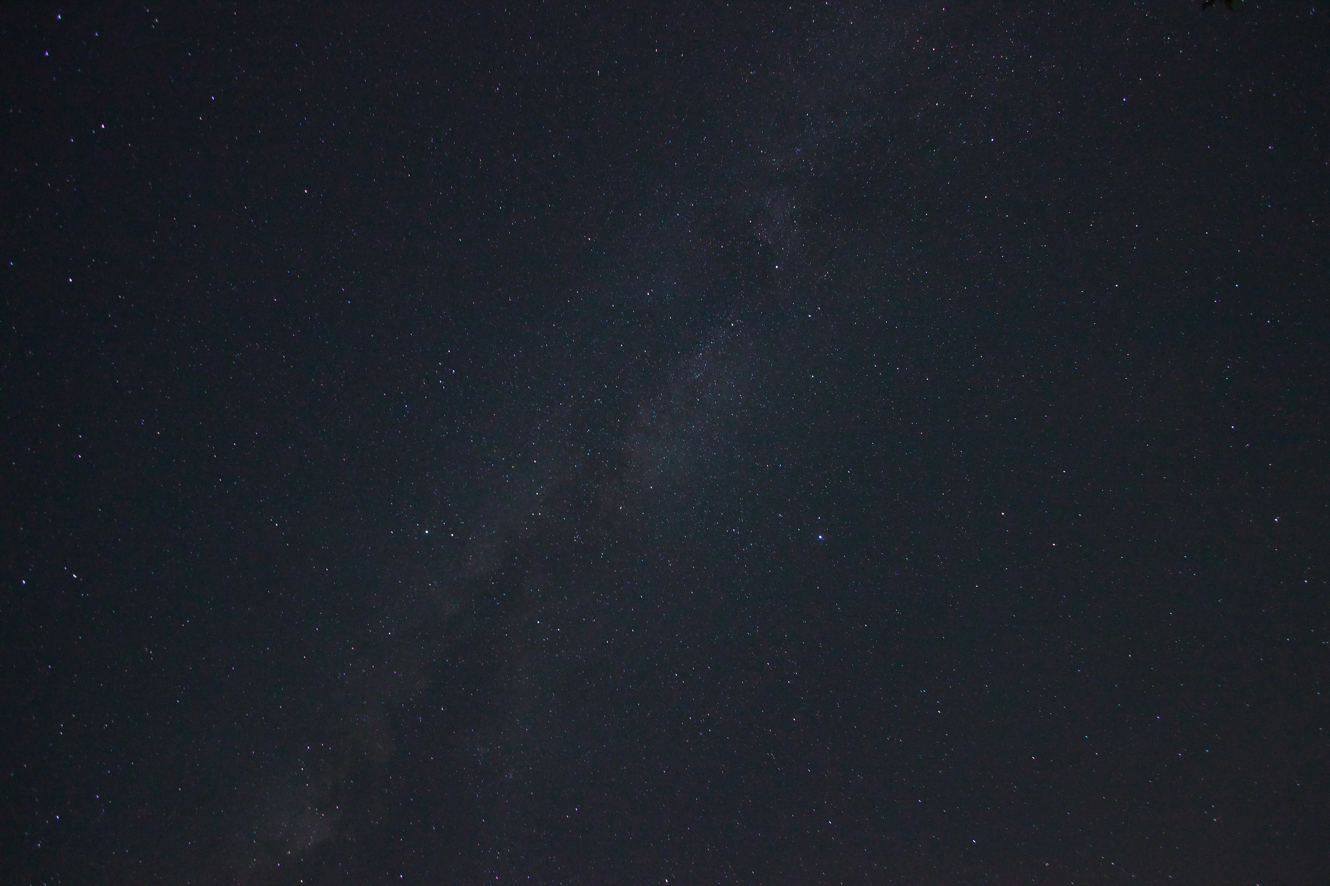 <b>RAW現像で露出補正を＋0.7で明るく調整し、ホワイトバランスを4,000Kで夜空の青っぽさを再現した。さらにコントラスト、発色、ノイズ低減などの処理も行なった（SILKYPIX Developer Studio Pro 5を使用）</b>