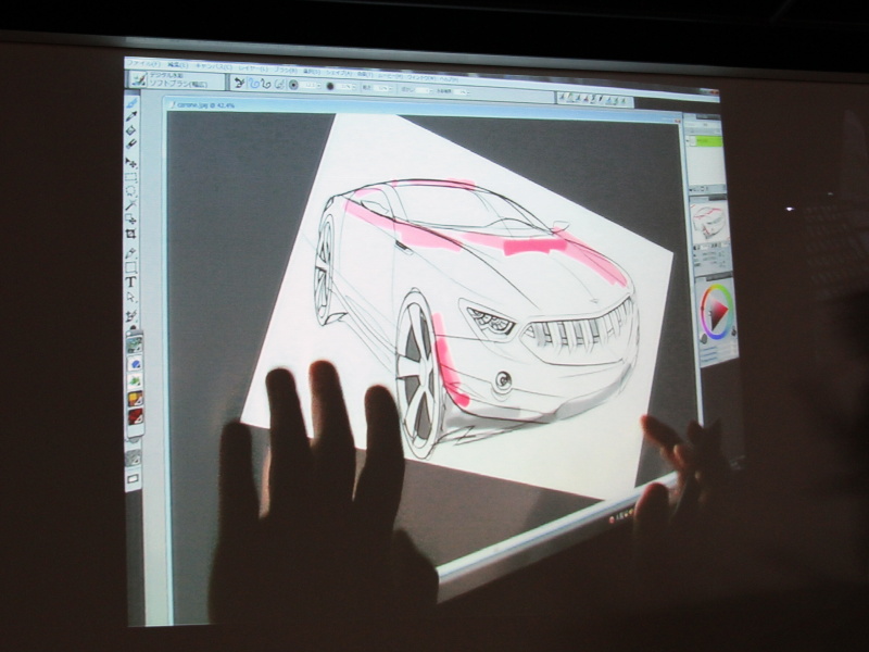 <b>Cintiq 24HD touchのデモ。ペン操作をしながら、マルチタッチで画像を描きやすい角度に回転させるといったデモを行なった</b>