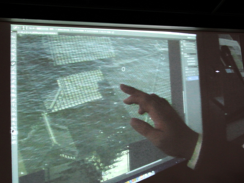 <b>スポット修復を指先で行なうデモを披露。液晶ペンタブレットならではの操作性をアピールした</b>