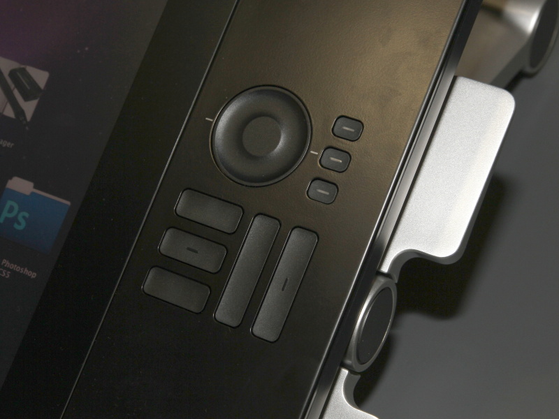 <b>パネル両サイドの操作部をCintiq 24HDから継承</b>