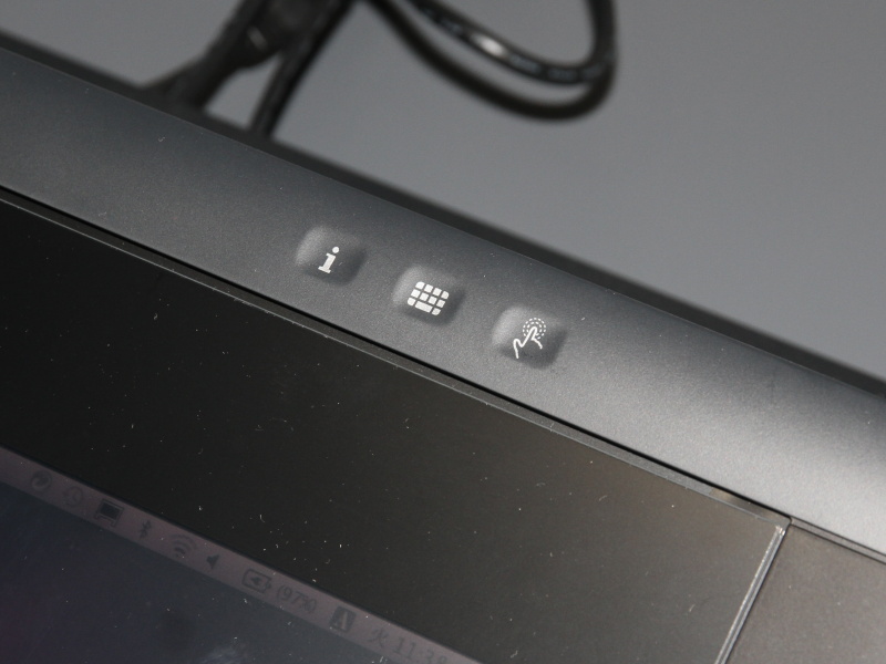 <b>設定画面やソフトウェアキーボードを直接呼び出せるボタンも備える</b>