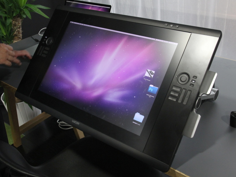 <b>マルチタッチ機能とカラーキャリブレーション対応のCintiq 24HD touch</b>
