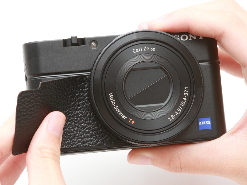 <b>両面テープで貼り付ける</b>