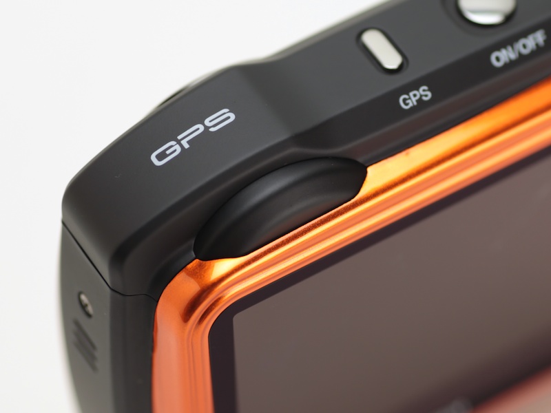 <b>GPS機能を搭載した防水デジカメが増えている。写真はFinePix XP150のGPSアンテナ部</b>