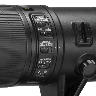 <b>操作スイッチ部。手ブレ補正機構「VR」も搭載するとみられる</b>