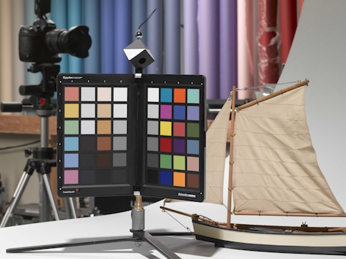 <b>使用例。カラーチャートが「SpyderCheckr」で、その上の直方体が「SpyderCUBE」</b>