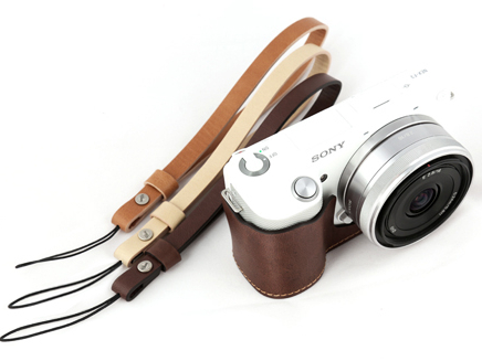 <b>ケースと同色のリストストラップが付属する</b>