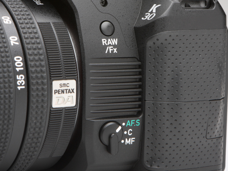 <b>RAW/FXボタンには、ワンタッチRAW＋/露出ブラケット/光学プレビュー/デジタルプレビュー/構図微調整/測距点切替の中から機能を割り当てられる。AFモードの切り換えは従来と同じ方式となる。</b>