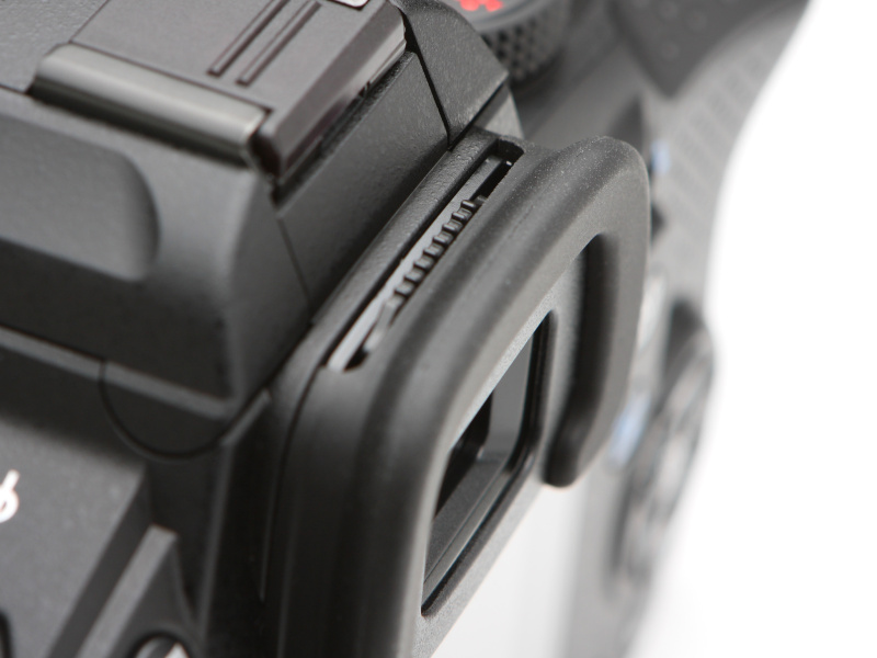 <b>視度調整はスライダーで行なう。個人的にはダイヤル式のほうが操作しやすく、見た目もよいように思うが、コストとの兼ね合いなのだろう。</b>