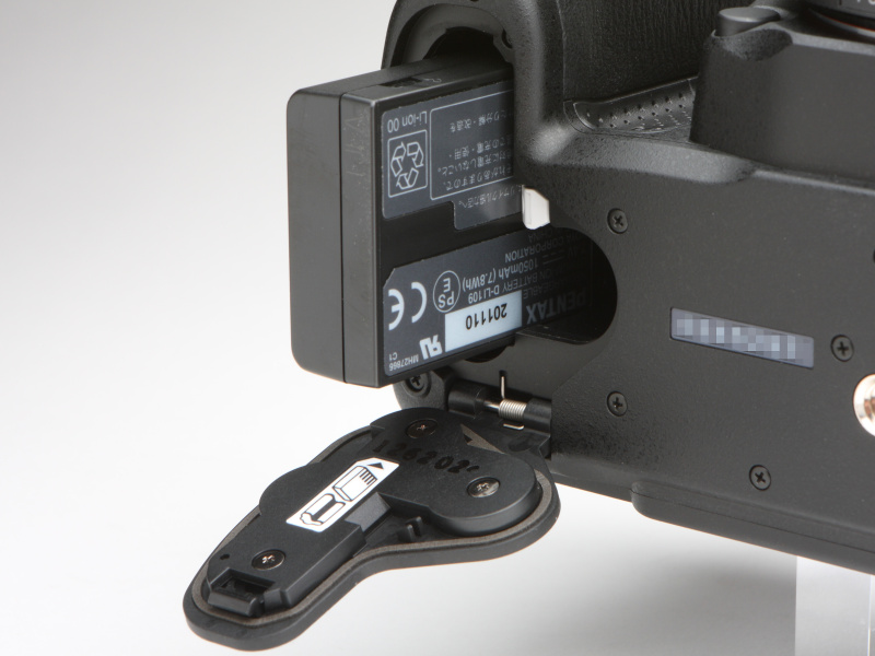 <b>バッテリーは付属するリチウムイオン充電池のほか、単3形アルカリ乾電池も使用可能（別途アダプターが必要）。底部のバッテリーカバーにも水やホコリの浸入を防ぐパッキンが備わり、全方向からの防塵防滴構造となる。</b>