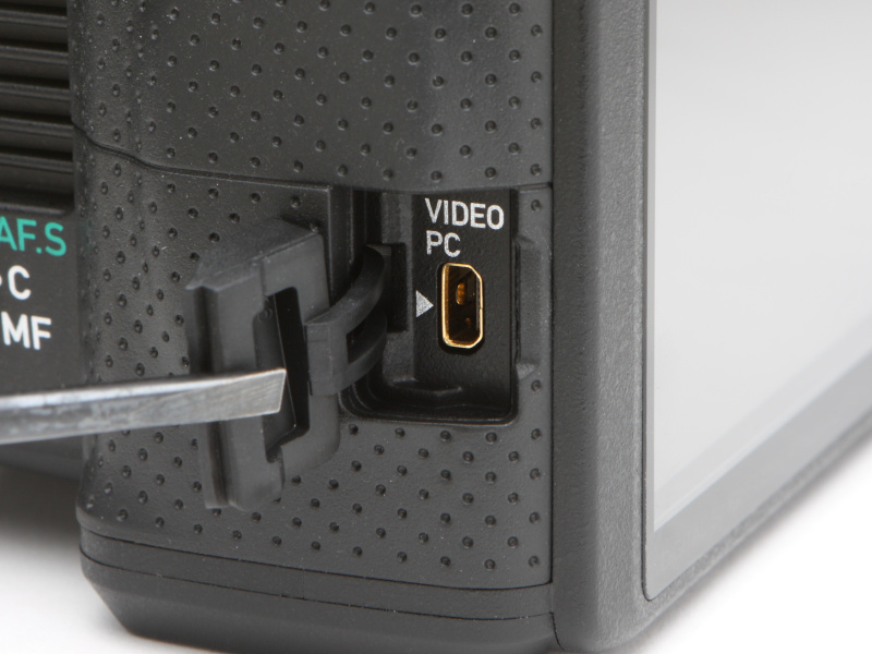 <b>インターフェースはVIDEO/PC（USB）のみとシンプル。カバーを外すのは苦にならないが、キッチリとはめ込むには少々コツを要する。</b>