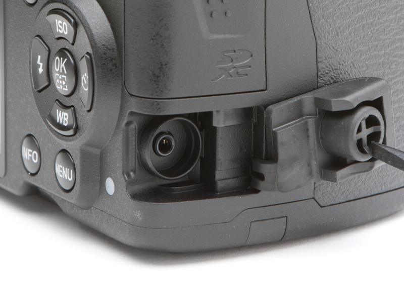 <b>リモートレリーズの端子はグリップ側に備わる。実際の使用を考えれば、こちらにあるほうがリモートレリーズは装着しやすい。こちらもカバーのはめ込みは防塵防滴を考慮して少々面倒。</b>