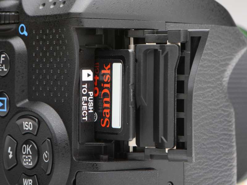 <b>対応メディアはSDXC/SDHC/SDメモリーカード。残念ながらダブルスロットではない。</b>