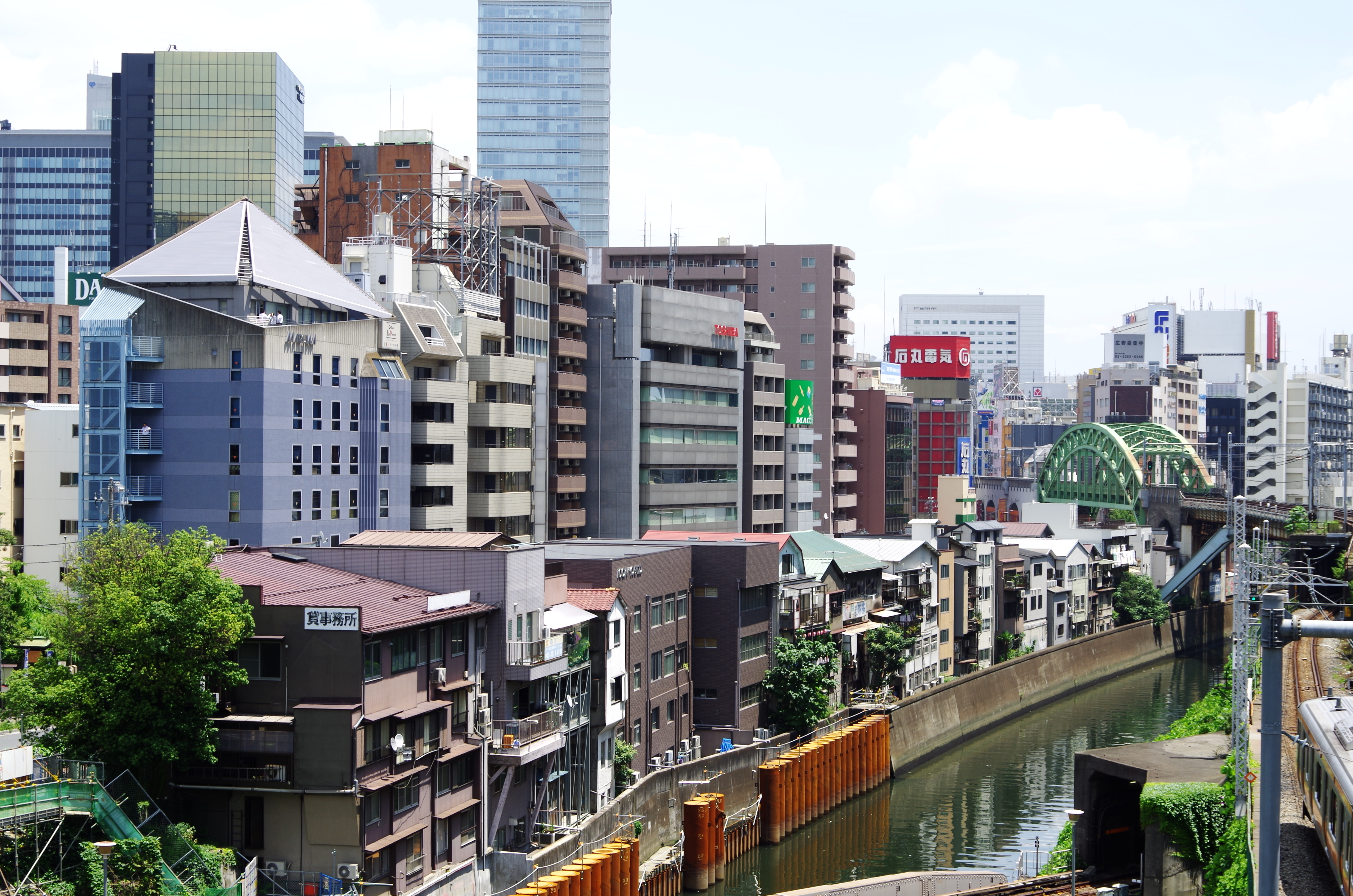 <b>カスタムイメージ：リバーサルフィルム / K-30 / DA 18-135mm F3.5-5.6 ED AL（IF）DC WR / 約6.6MB / 4,928×3,264 / 1/125秒 / F8 / +0.3EV / ISO100 / 36mm</b>