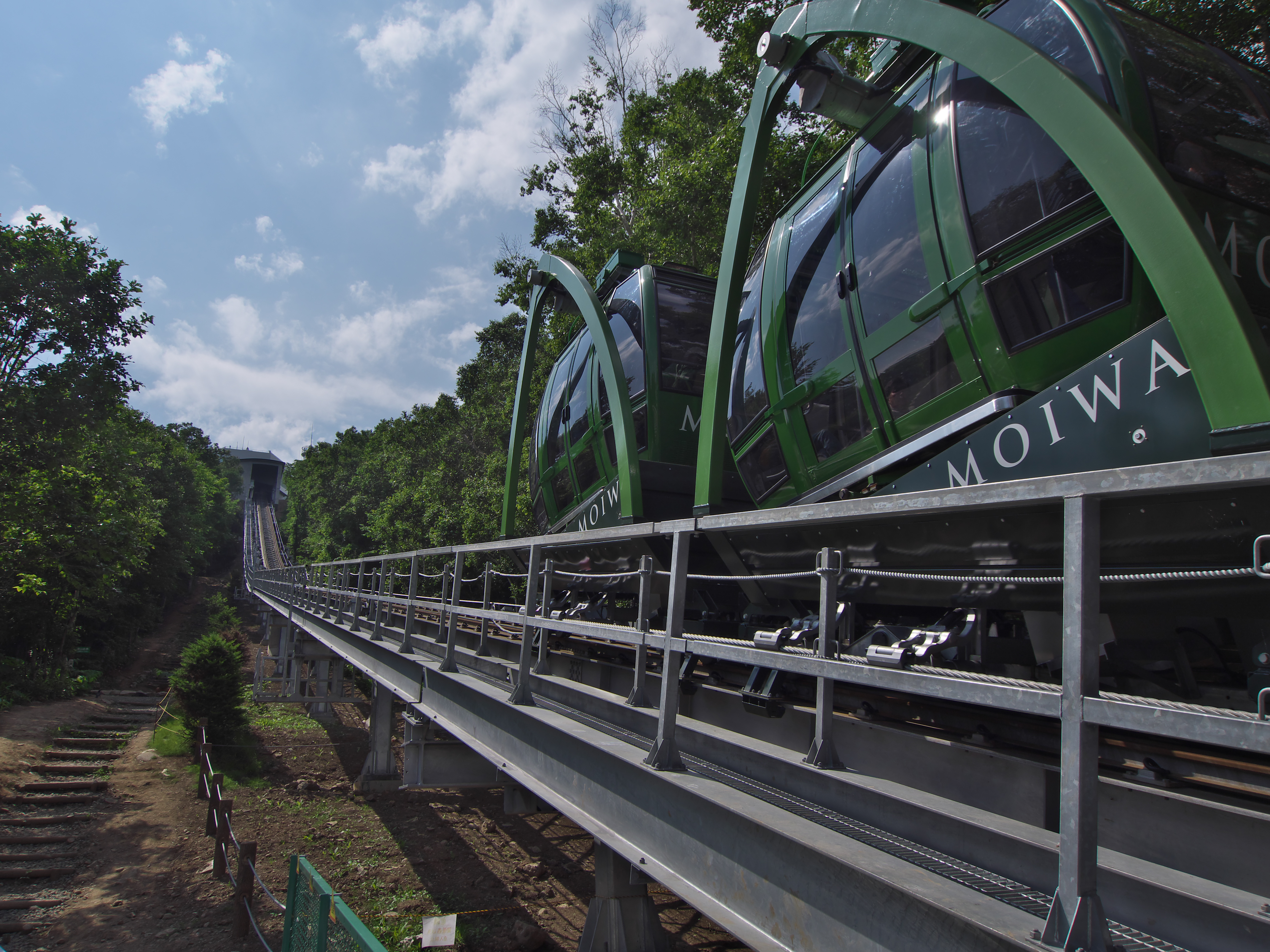 <b>もう少し暗い気がするので「トーンカーブ」を少し持ち上げてみた。</b>