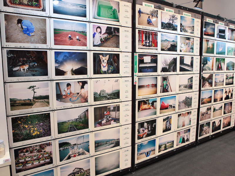 <b>東日本大震災で被災した宮城県の小学生が写ルンですで撮影した展示「小学生の眼」のコーナー</b>