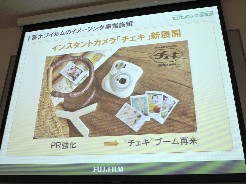 <b>チェキは1998年発売。当時は女子高生が火付け役になり、爆発的ヒットになったという。チェキブームの再来に向けて展開を強化する</b>