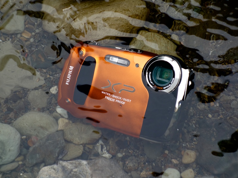 <b>思わず川に落としてしまっても、流されない限り大丈夫。防水・耐衝撃性能を持つ防水デジカメならではだ</b>