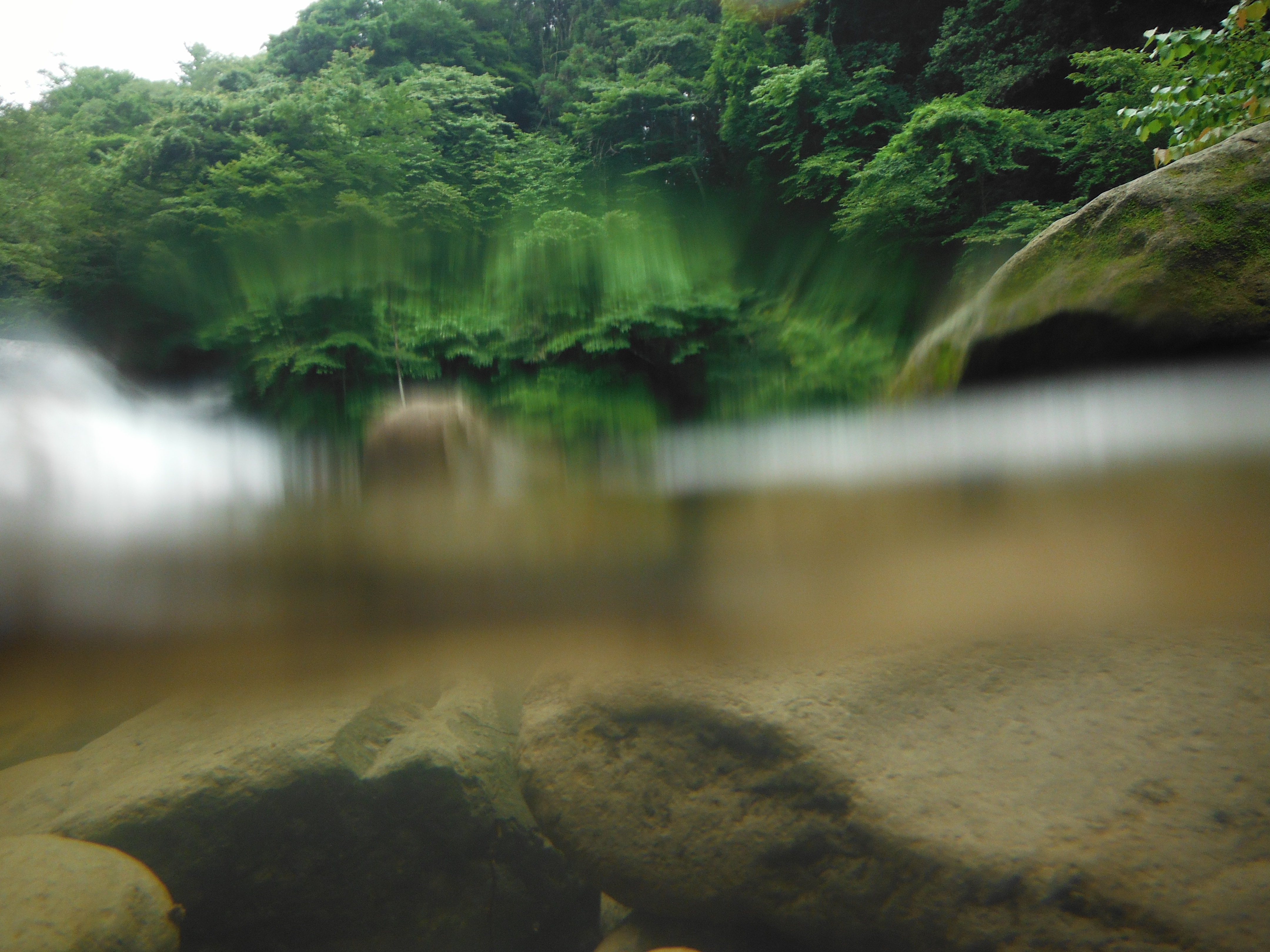 <b>ときには水につけて、川底の様子を撮るのも面白い。FinePix XP50 / 約5.7MB / 4,320×3,240 / 1/180秒 / F3.9 / 0.0EV / ISO100 / WB:オート / 5mm</b>