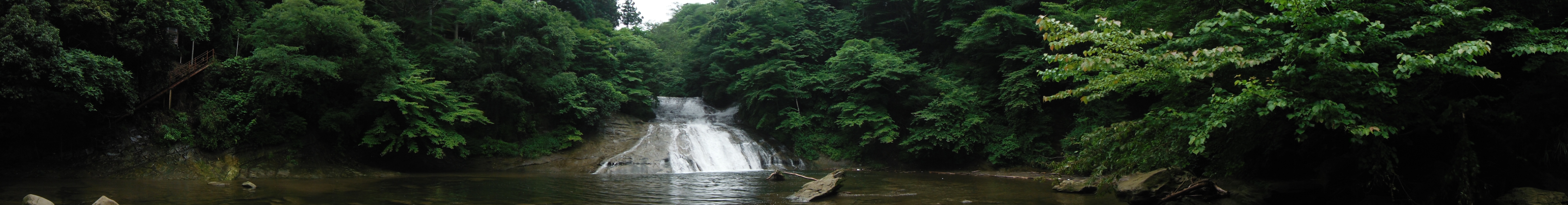 <b>旅行の記念にぴったりの「ぐるっとパノラマ」。シャッターボタンを押して、カメラを振るだけでパノラマ写真が撮れる。山頂、展望台、河原、砂浜、イベント会場など使い道は多い。FinePix XP150 / 約2.7MB / 6,720x880 / 1/400秒 / F3.9 / 0.0EV / ISO100 / WB:オート / 5mm</b>