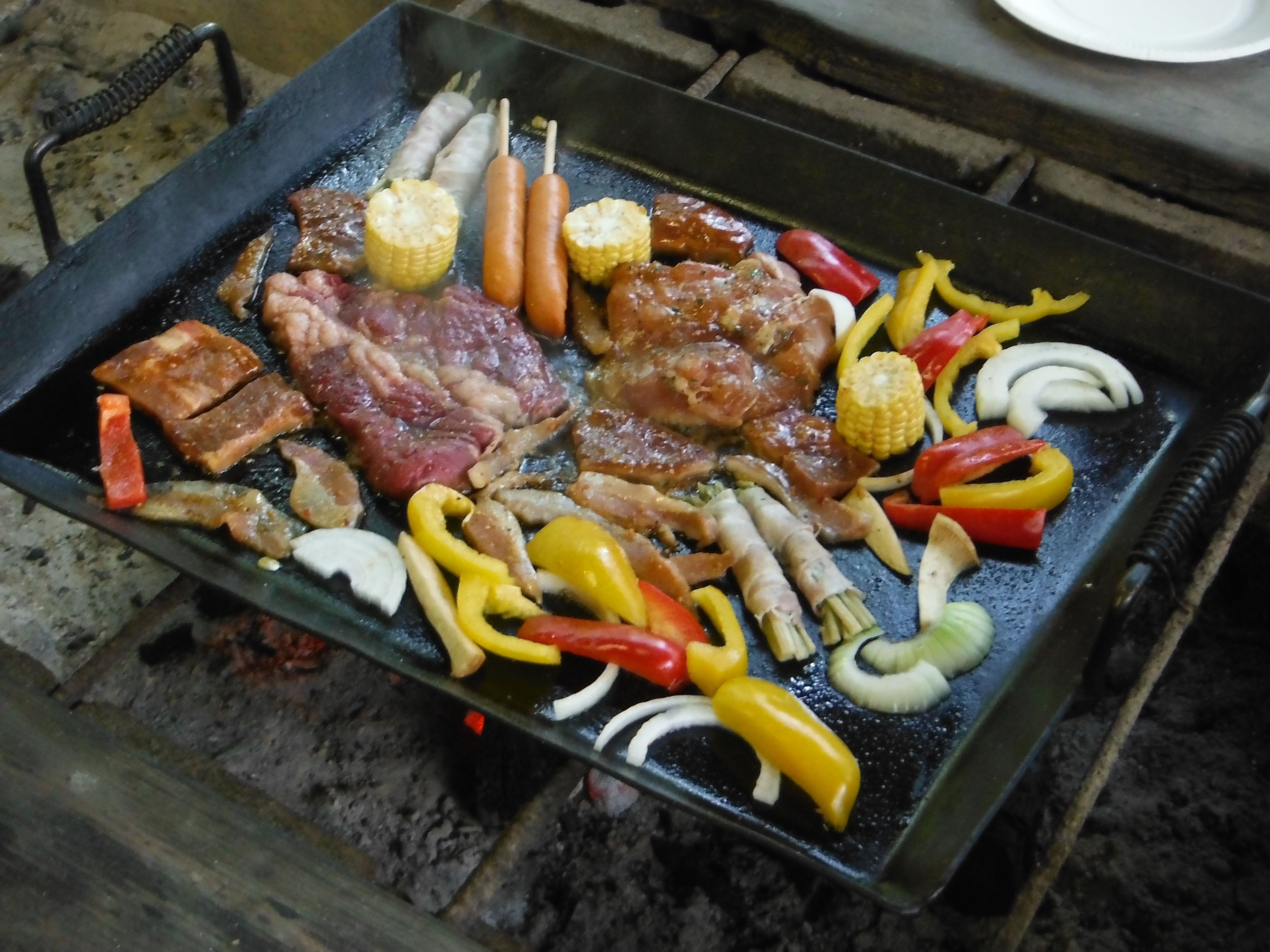 <b>ふもとのスーパーで買ってきた食材で、バーベキューを楽しむ。少々の油はねなら、水洗いで何とかなるのも防水デジカメのメリット。FinePix XP50 / 約5.8MB / 4,320×3,240 / 1/15秒 / F4.6 / 0.0EV / ISO400 / WB:オート / 9.5mm</b>