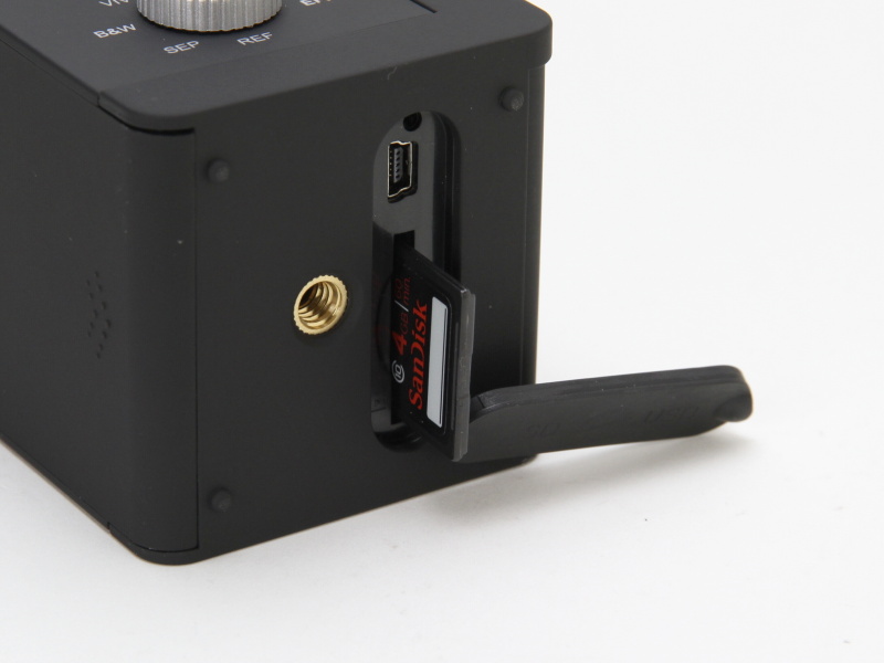 <b>記録メディアはSDHC/SDカード</b>