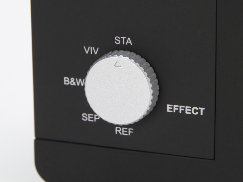 <b>エフェクトはダイヤル式のセレクターで切り替える。使っていると自然に位置を覚え、手元を見なくても選べるようになった</b>