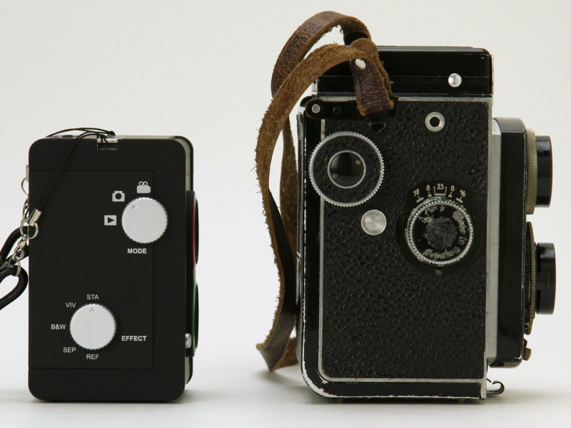 <b>編集部員所有のローライコード（右）と並べてみた。クラカメ愛を感じるAMPELの意匠がおわかりいただけるだろう</b>