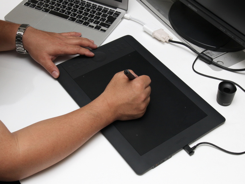 <b>Intuos5（<a href="http://dc.watch.impress.co.jp/docs/review/special/20120626_541120.html"><b>写真家・魚住誠一がワコム「Intuos5」で教える“愛情レタッチ”</b></a>より）</b>