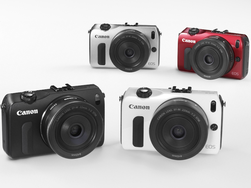 <b>EF-M 22mm F2 STMを装着したEOS M</b>