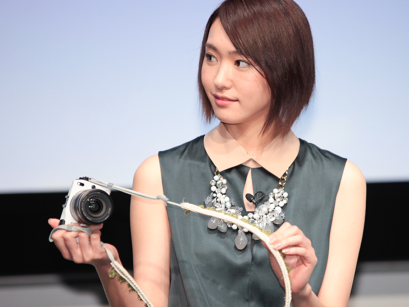 <b>新垣結衣さんは、CMのために特別に作ったストラップを手にしてEOS Mがすっかり気に入った様子だった</b>