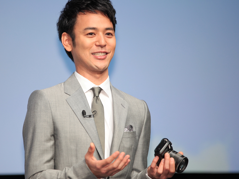 <b>妻夫木聡さん。「CMの撮影中はずっとEOS Mを触ってました。どこからがCMの撮影なのかわからないほどでした（笑）」とEOS Mを気に入った様子</b>