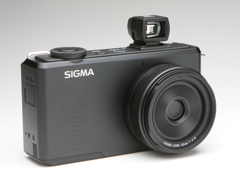 <b>ビューファインダー「VF-21」を装着したところ。装着はホットシューに差し込むだけだが、適度な“きつさ”があり、不用意に外れることはなさそうだ。</b>