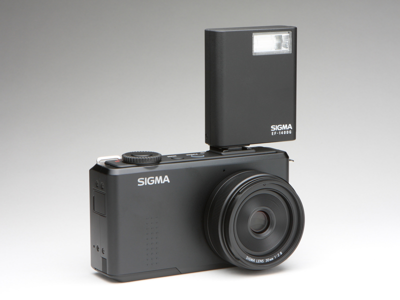 <b>別売のエレクトロニックストロボ「EF-140 DG」を装着したDP2 Merrill。ガイドナンバーは14。内蔵ストロボは今回省略された。</b>