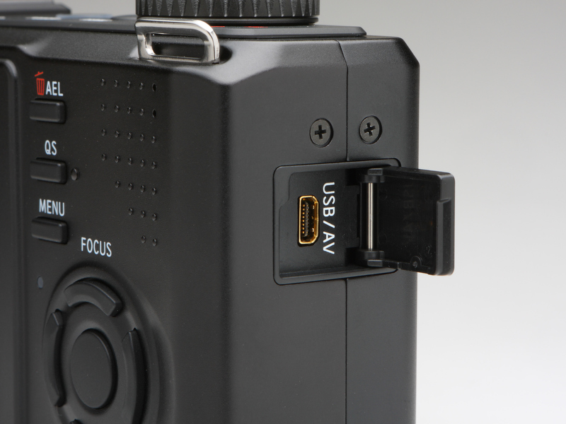 <b>インターフェースはUSB/AV端子のみ。端子カバーはゴム製ではなく、ヒンジで開閉するタイプとしている。</b>