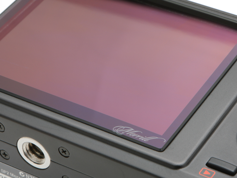 <b>「Merrill」とは、フォビオンセンサーの生みの親であるリチャード・ディック・メリル（故人）に由来する。液晶モニターは3インチ、92万ドットを採用。</b>