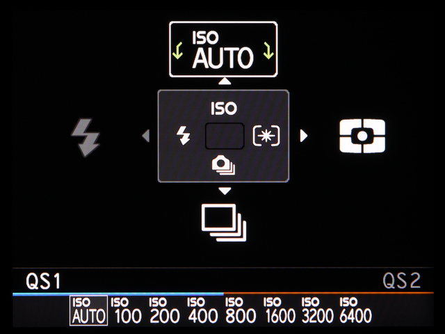 <b>シグマ独自のクイックセット（QS）メニュー画面。左がQS1で、右がQS2の画面となる</b>