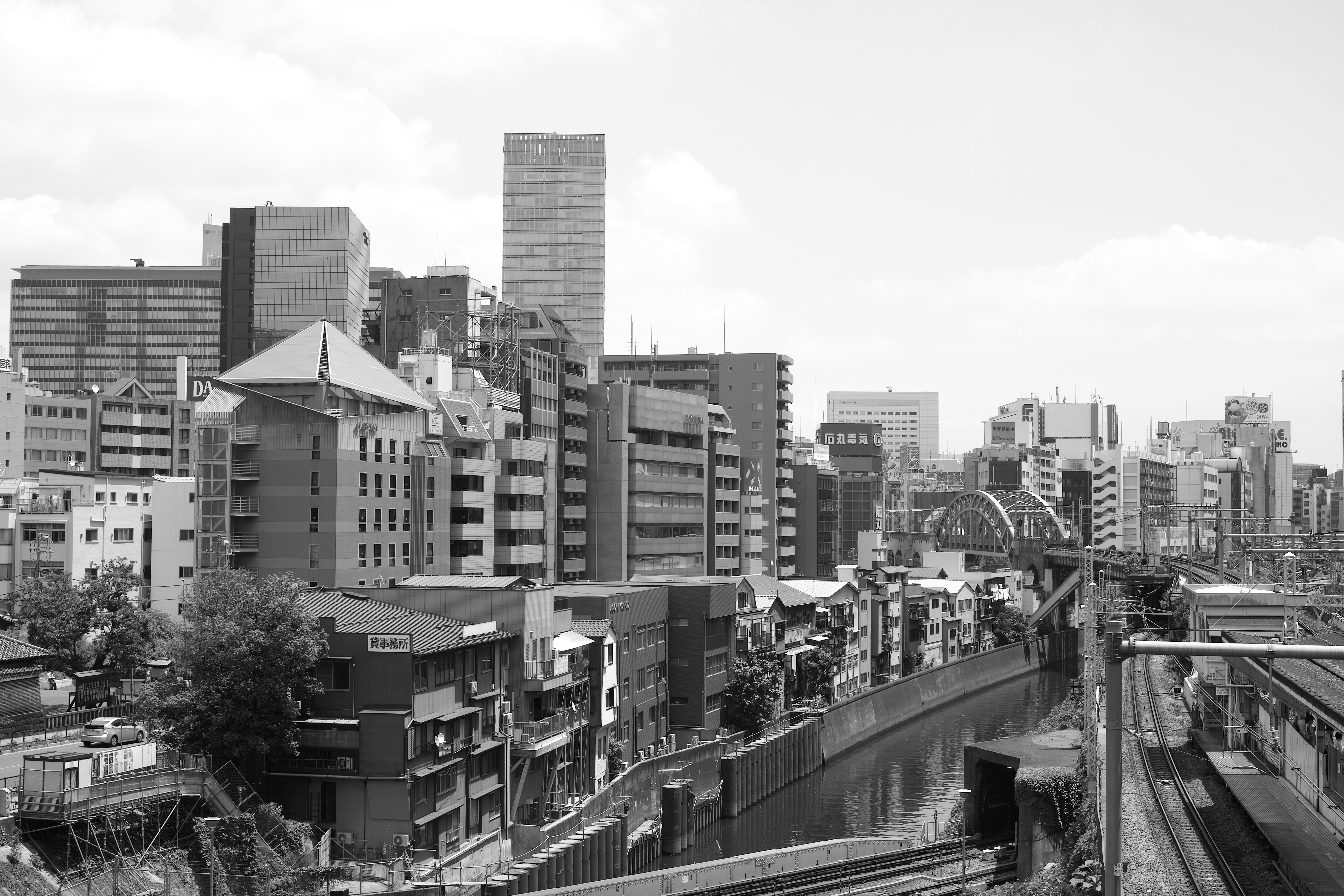 <b>DP2 Merrill / JPEG / カラーモード：白黒 / 約7.1MB / 4,704×3,136 / 1/200秒 / F8 / +0.3EV / ISO100 / WB:オート</b>