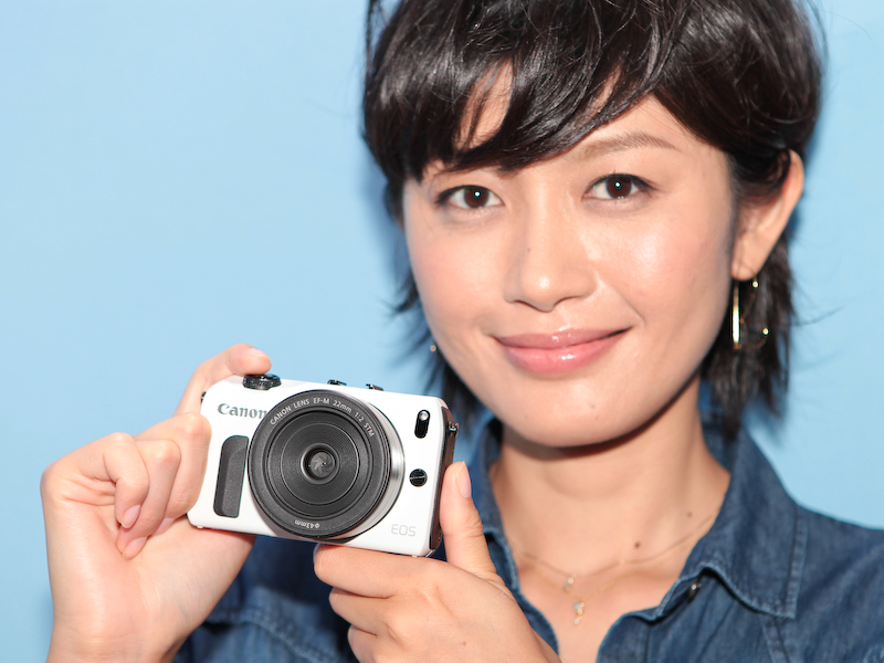 <b>EF-M 22mm F2 STMを装着したEOS M</b>