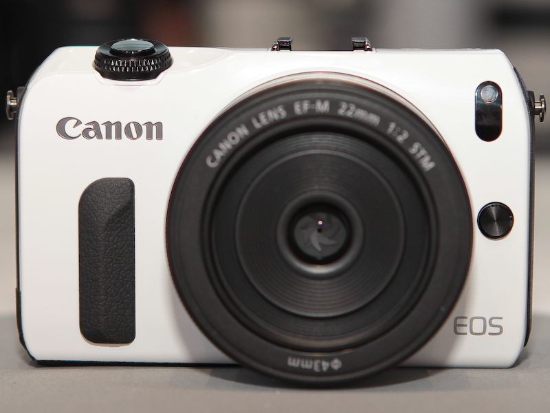 <b>EF-M 22mm F2 STMを装着</b>