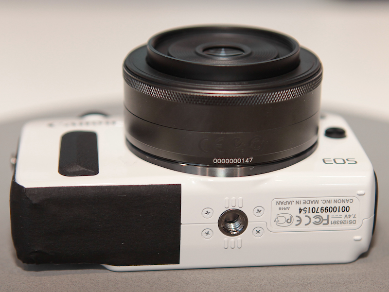 <b>（電池ふた部分に、製品版にはないテープが貼ってあります）</b>