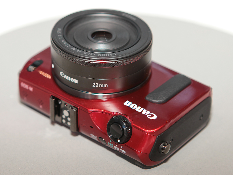 <b>EF-M 22mm F2 STMを装着</b>