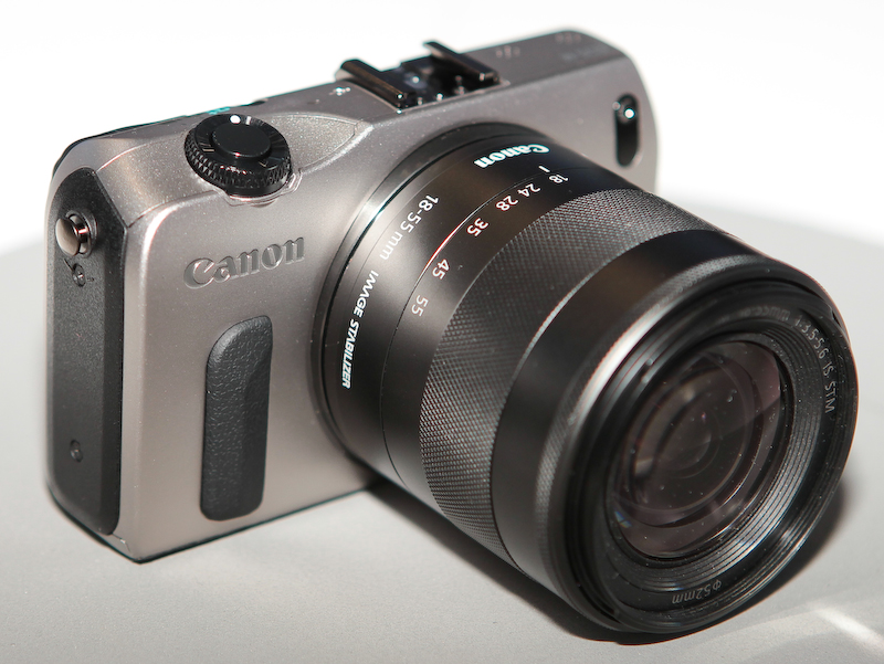 <b>EF-M 18-55mm F3.5-5.6 IS STMを装着</b>