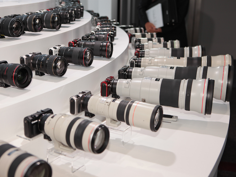 <b>会場にはさまざまなEF（EF-S）レンズを装着したEOS Mが並んだ</b>