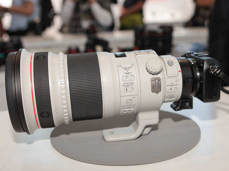 <b>EF 300mm F2.8 IS II USMを装着したところ</b>