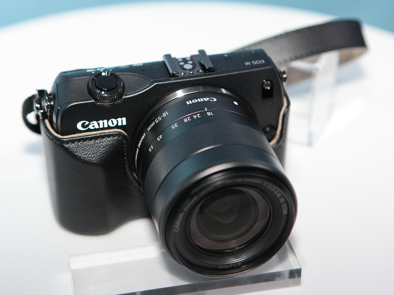 <b>4色の専用ボディジャケット「EH23-CJ」（4,620円）を用意する。ストラップは別売</b>