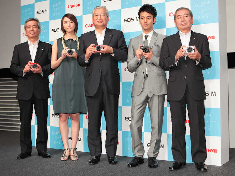 <b>左から真栄田雅也氏、新垣結衣さん、川崎正己氏、妻夫木聡さん、佐々木統氏</b>