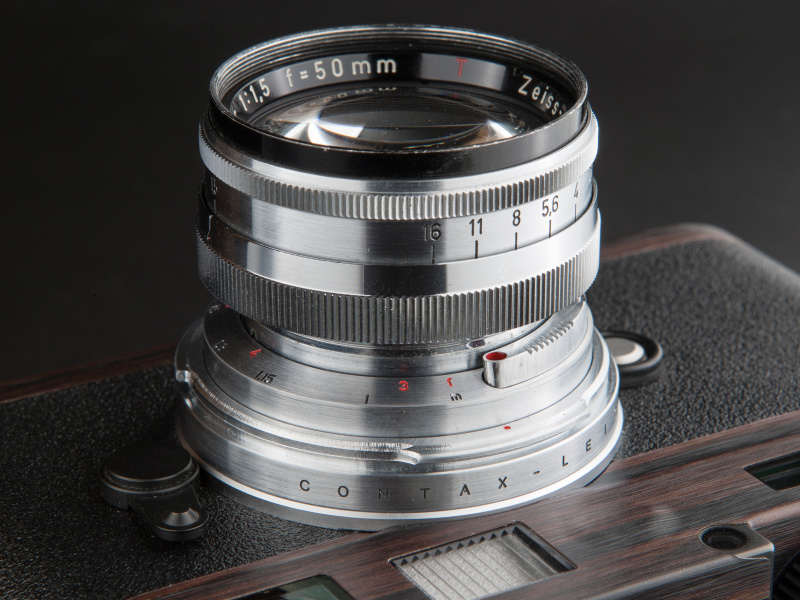 <b>ヘリコイドは適度なトルク感がある。動作にガタつきがなく、高精度な加工が実感できる</b>