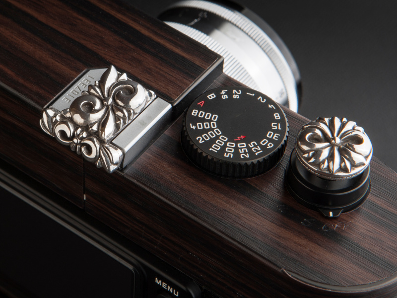 <b>JAY TSUJIMURAのプレミアムフローラルシューカバーは、ライカ版、通常版ともに2万4,150円だ</b>