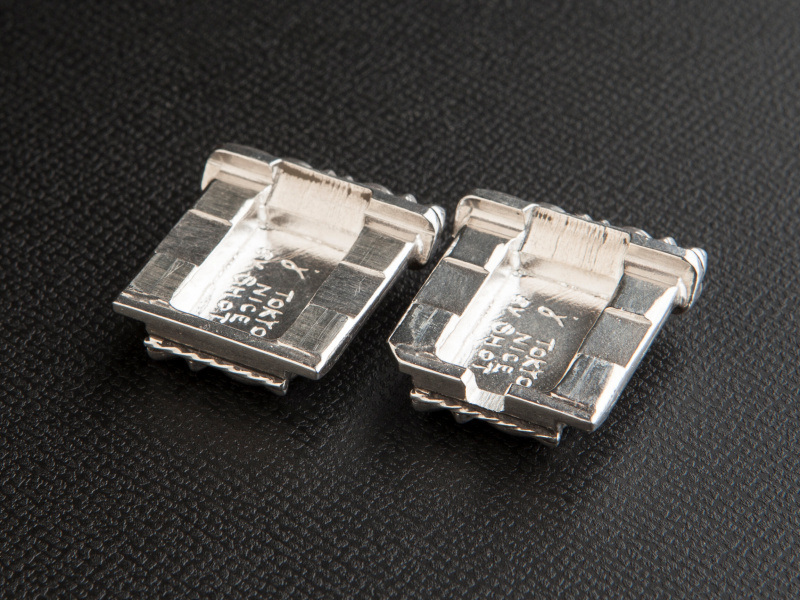 <b>ライカ版（右）と通常版（左）は裏面の形状が異なる。ノンレフレックス機は通常版を選ぶようにしよう</b>